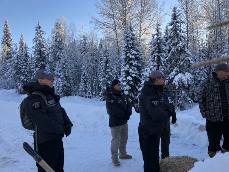 WATCH: RCMP meet with Unist’ot’en supporters at gate near Houston